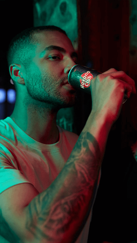 Mann trinkt Havana Club und Lime Dose