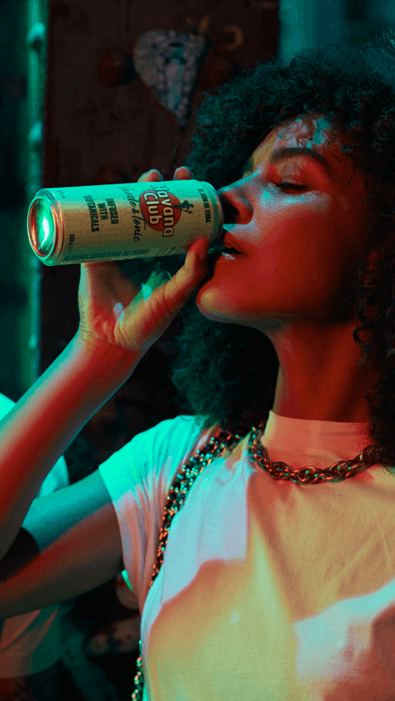 Frau trinkt Havana Club Verde Rum und Tonic Water in Dose